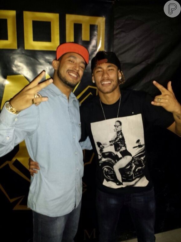 Neymar se diverte em show de funk de Mc Tikão