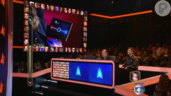Ivete Sangalo usa um tablet para votar nas bandas do 'SuperStar'