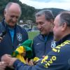 Fátima Bernardes pede para Felipão assinar suas camisas da seleção brasileira de futebol