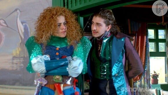 Gina (Paula Barbosa) se oferece para falar com Ferdinando (Johnny Massaro) sobre sua candidatura à prefeitura das Antas, em 'Meu Pedacinho de Chão'