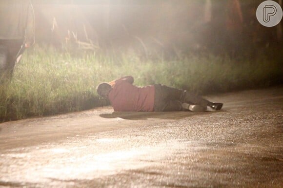 Junno Andrade é flagrado rolando no chão em cena de ação durante gravação de 'Salve Jorge'
