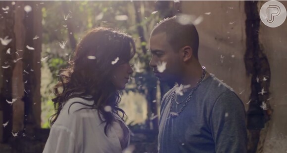 No vídeo Anitta protagoniza um relacionamento com o Projota e aparece esbanjando sensualidade