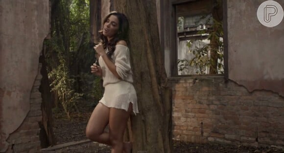 Sensual e sedutora Anitta divulgou seu novo clipe 'Cobertor' ao lado do rapper paulista Projota, autor e colaborador da música