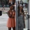 Bruna Marquezine grava 'Em Família' em shopping da Barra da Tijuca, na Zona Oeste do Rio de Janeiro, com Erika Januza (27 de maio de 2014)