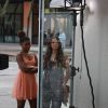 Bruna Marquezine grava 'Em Família' em shopping da Barra da Tijuca, na Zona Oeste do Rio de Janeiro, com Erika Januza (27 de maio de 2014)