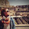 Em viagem à Europa, Paloma Bernardi posa em frente ao Coliseu, em Roma,  na Itália
