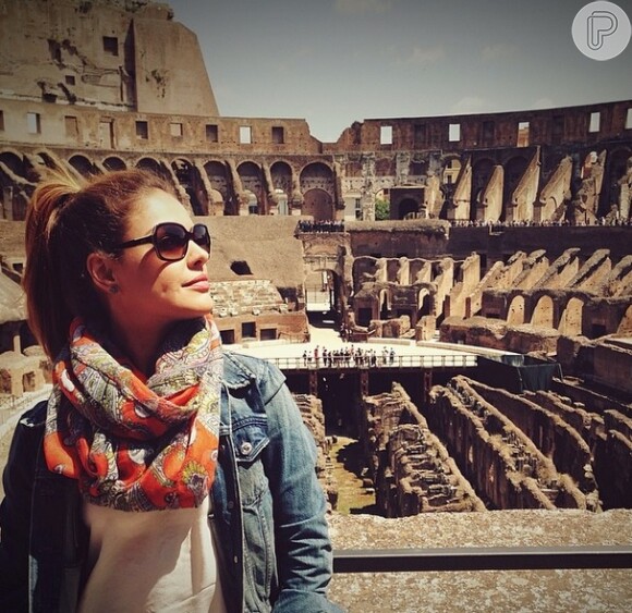 Em viagem à Europa, Paloma Bernardi posa em frente ao Coliseu, em Roma,  na Itália