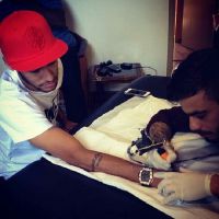 Neymar faz tatuagem de cruz igual a da namorada, Bruna Marquezine