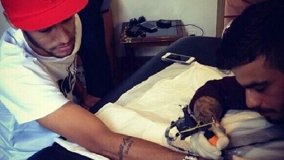 Neymar faz tatuagem de cruz igual a da namorada, Bruna Marquezine