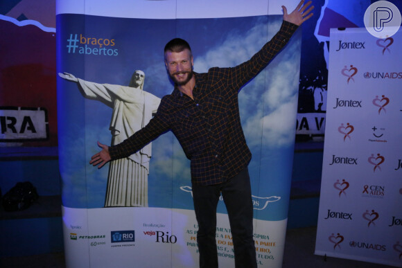 Rodrigo Hilbert foi ao evento Comer & Beber da Paz 2014, realizado pela 'Veja Rio', nesta terça-feira, 27 de maio de 2014, na Quadra do morro Santa Marta, em Botafogo, Zona Sul do Rio de Janeiro