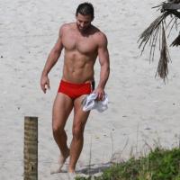 Henri Castelli exibe corpão em praia do Rio