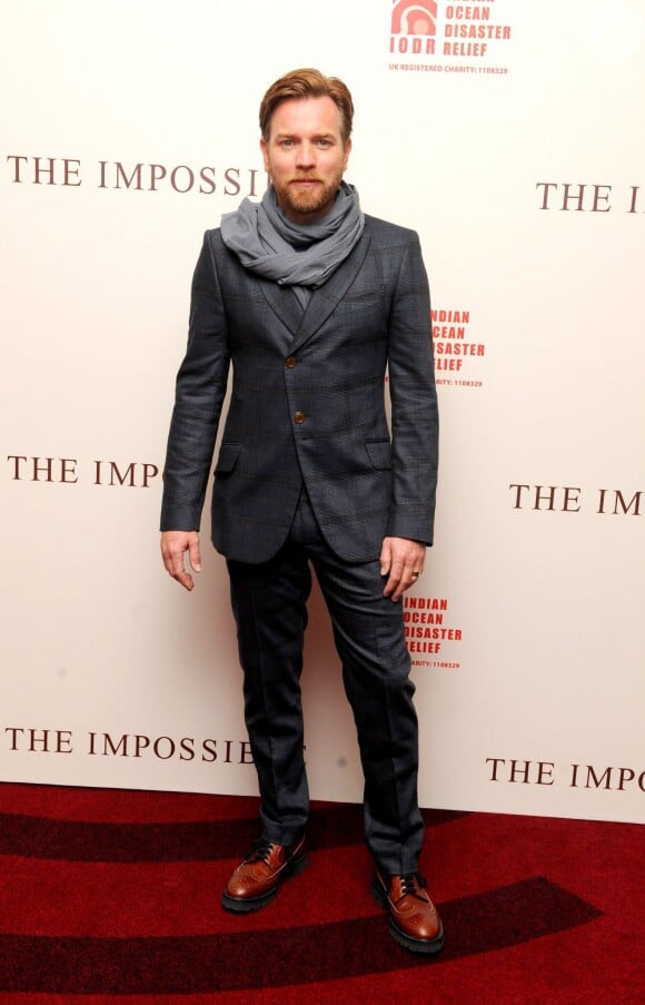Ewan McGregor, parceiro de elenco de Naomi Watts, posa para fotos na pré-estreia de 'O impossível'