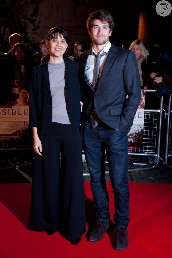 O casal sobrevivente: Maria Belon e Lucas Belon posam para fotos na pré-estreia do filme 'O impossível', em 19 de novembro de 2012