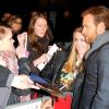 Ewan McGregor fala com os fãs na pré-estreia do filme 'O impossível', em 19 de novembro de 2012
