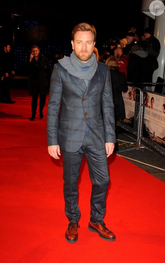 Ewan McGregor chega ao tapete vermelho na pré-estreia do filme 'O impossível'