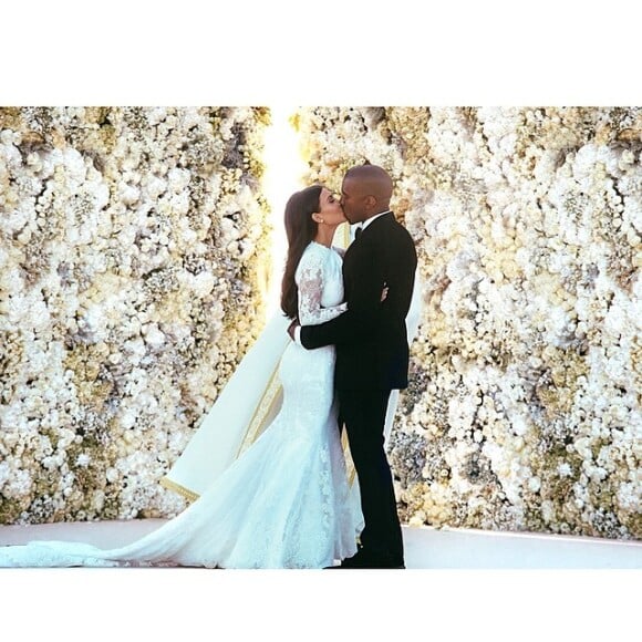 Kim Kardashian e Kanye West agora são marido e mulher