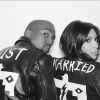 Kim Kardashian agora assina Kim Kardashian West. A estrela de 'Keeping Up With The Kardashians' se casou com Kanye West