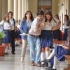 Laerte (Guilherme Leicam) tenta tirar Helena (Bruna Marquezine) da escola à força, na segunda fase da novela 'Em Família'