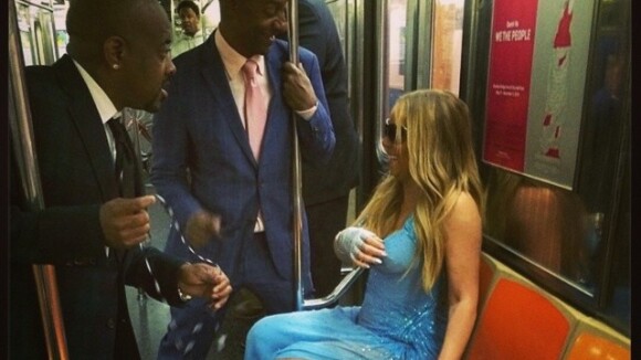 Mariah Carey anda de metrô em Nova York usando vestido de festa de gala