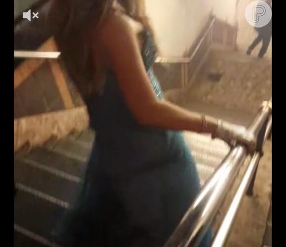 Mariah Carey desce as escadas do metrô de Nova York