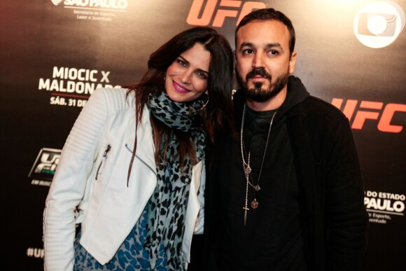 Fernanda Motta posa com Roger Rodrigues na final do 'The Ultimate Fighter Brasil 3'