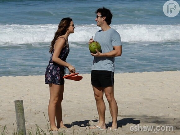 Bruna Marquezine grava com Gabriel Braga Nunes na praia