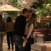 Flávia Alessandra e Otaviano Costa foram flagrados em clima de romance em um shopping do Rio de Janeiro 