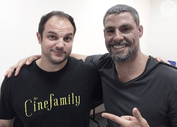 Cauã Reymond posa com Jim Ojala, maquiador de Hollywood que ficou responsável por sua caracterização no comercial da Trident