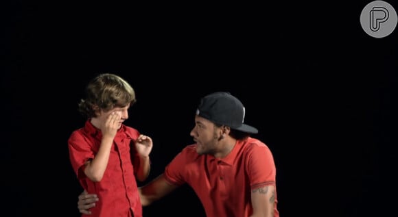 Neymar conversa com fã que se emociona ao conhece-lo