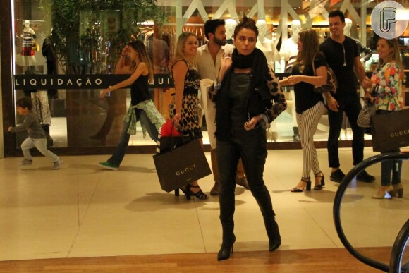 Giovanna Antonelli vai às compras em shopping do Rio de Janeiro