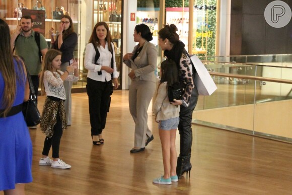Giovanna Antonelli vai a shopping e posa simpática com fãs em shopping no Rio