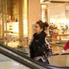 Giovanna Antonelli vai a shopping com o filho, Pietro, no Rio