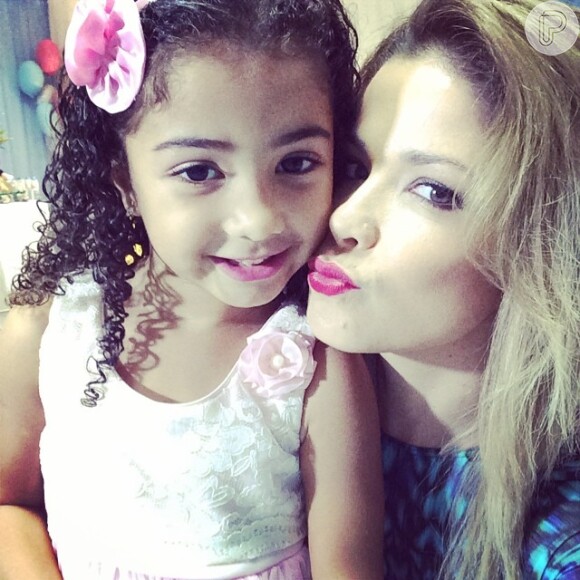 Samara Felippo celebrou aniversário das filhas, Alícia e Lara, neste sábado, 7 de junho de 2014