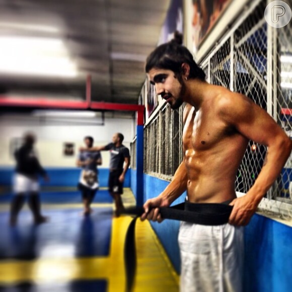 Caio Castro publica foto sem camisa em treino de judô, em 31 de janeiro de 2013