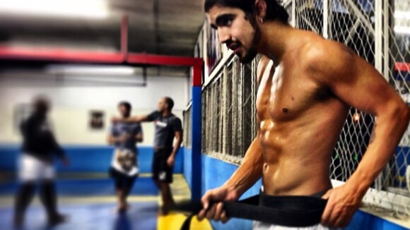 Caio Castro, sem camisa, treina judô em São Paulo e posta foto no Instagram
