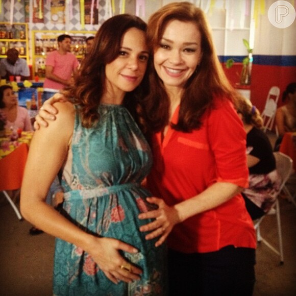 Vanessa Gerbelli publicou em seu Instagram nesta terça-feira, 10 de junho, uma foto onde aparece ao lado de Julia Lemmertz e ostentando uma enorme barriga de grávida