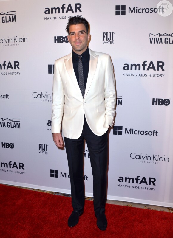Zachary Quinto, da franquia 'Star Trek', surgiu elegante com um terno branco e gravata cinza