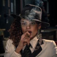 Lucy Ramos aprende a fumar cigarro e charuto para clipe: 'Experiência divertida'