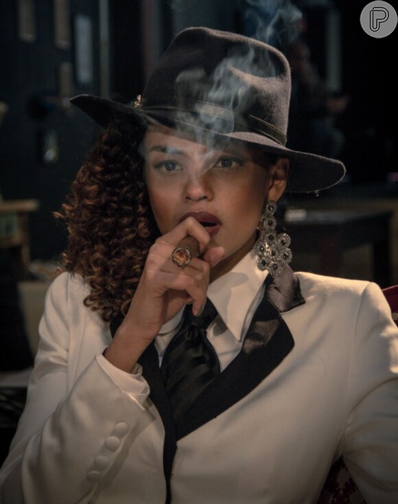 Lucy Ramos aprende a fumar cigarro e charuto para clipe (11 de junho de 2014)