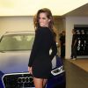 Izabel Goulart chegou em um carro azul da marca Audi