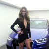 Izabel Goulart usa vestido curto com mega decote na inauguração da loja Audi Lounge, na Oscar Freire, em São Paulo