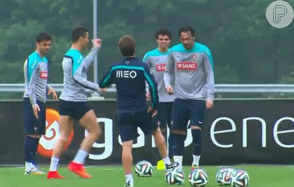 Cristiano Ronaldo sambou e requebrou em um treino da Seleção Portuguesa