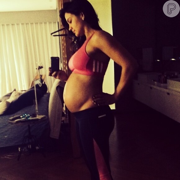 Grávida de seis meses, Kyra Gracie mostra o barrigão: 'Mais um kimoninho rosa na família' 13 de junho de 2014