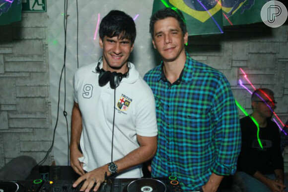 Márcio Garcia posa ao lado do irmão, o DJ Marcelo Garcia