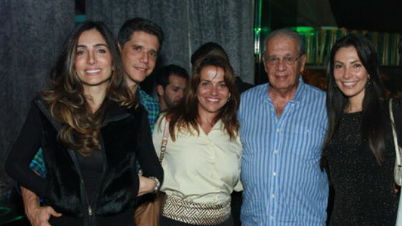 Márcio Garcia e a mulher, André Santa Rosa, curtem noite em boate carioca