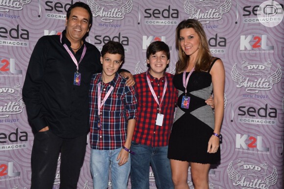 O produtor musical Marco Camargo levou a família ao show de Anitta