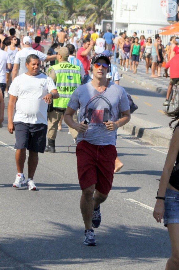 De folga de 'Em Família', Reynaldo Gianecchini corre na orla do Leblon, Rio