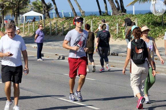 Reynaldo Gianecchini não se importou com as praia lotada e aproveitou este domingo (15) ensolarado para correr pela praia do Leblon, Zona Sul do Rio de Janeiro