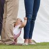Príncipe George puxa a calça de Kate Middleton 