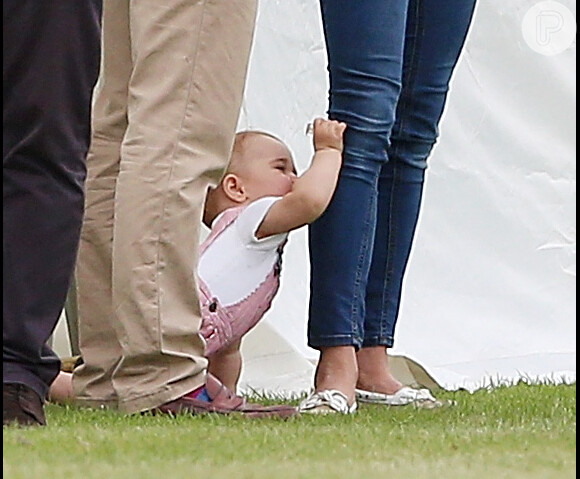 Príncipe George puxa a calça de Kate Middleton 